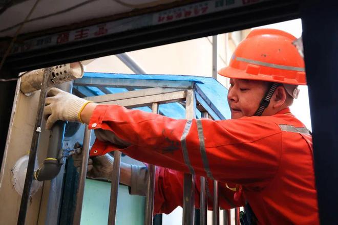 必赢bwin登录入口2024：这个小区“三驾马车”齐心协力助力七栋40年房龄高楼燃气管“上新”(图5)
