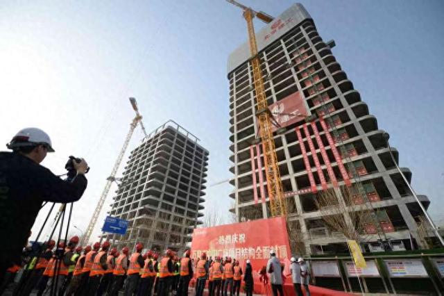 北京万泉寺中阳广场项目提前60天全面封顶(图1)