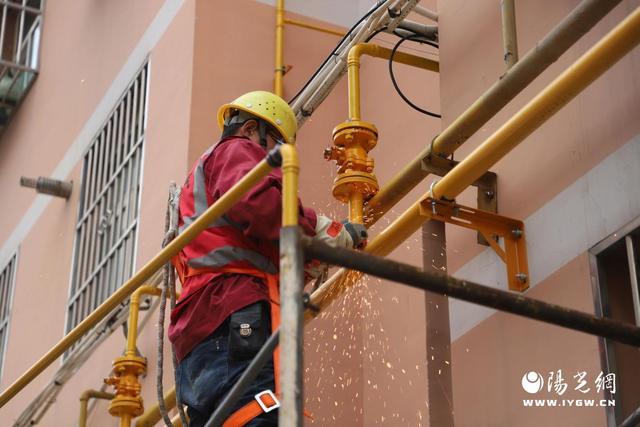 王益区红旗街街道：老旧小区燃气管网改造提速攻坚筑牢居民“安全防线”(图1)