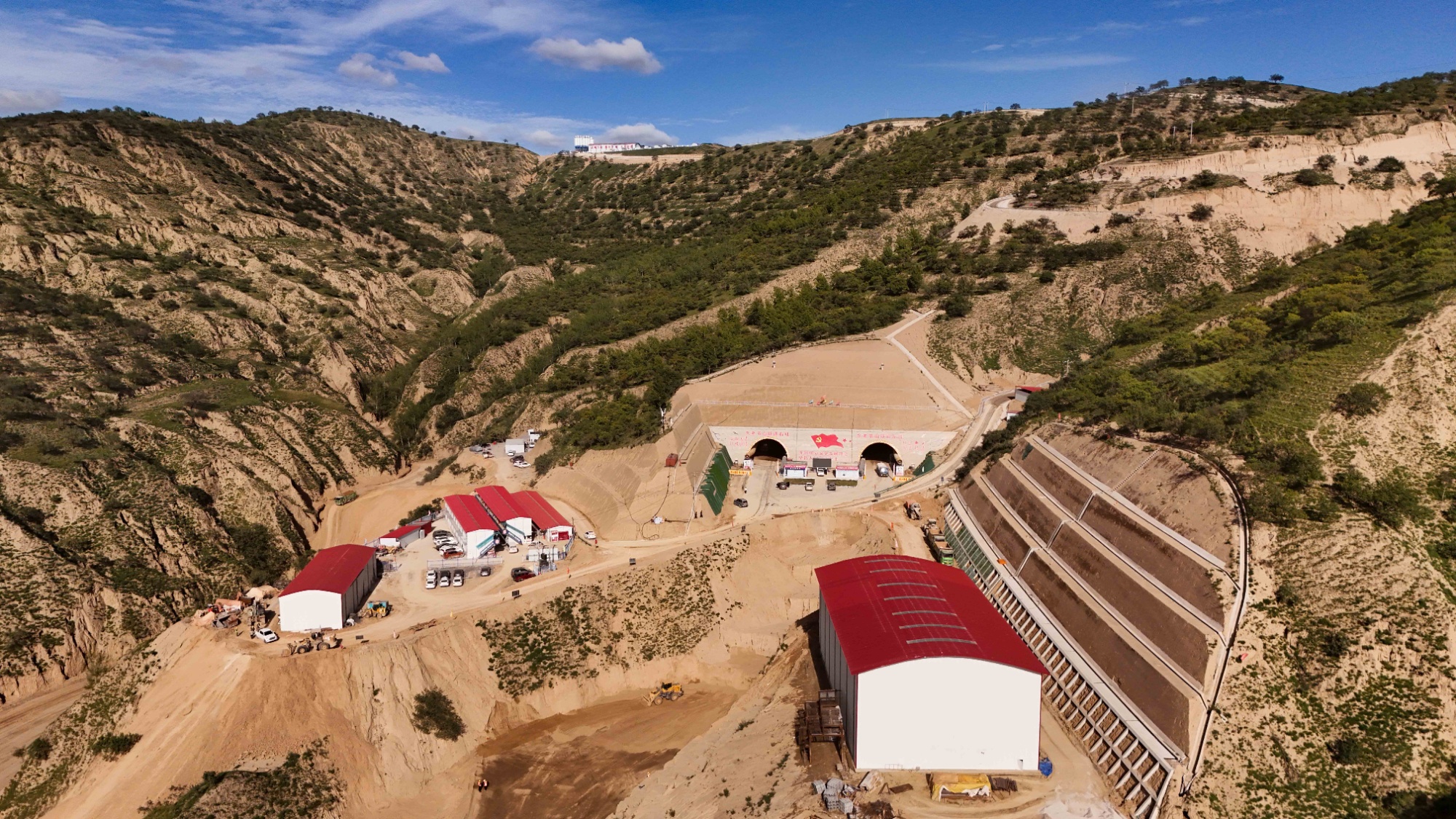 G341线华二项目三座隧道全部贯通(图1)